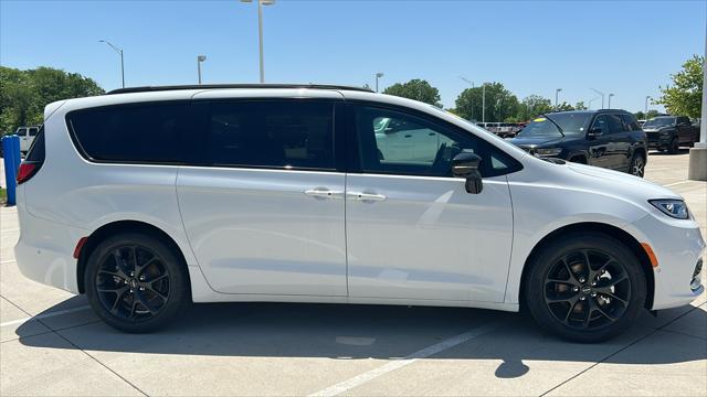 new 2024 Chrysler Pacifica car, priced at $46,102