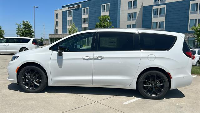 new 2024 Chrysler Pacifica car, priced at $46,102
