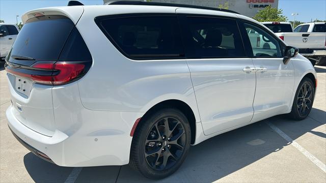 new 2024 Chrysler Pacifica car, priced at $46,102