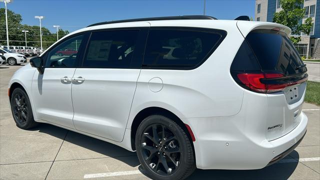 new 2024 Chrysler Pacifica car, priced at $46,102