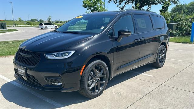 new 2024 Chrysler Pacifica car, priced at $48,123