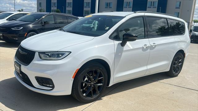 new 2024 Chrysler Pacifica car, priced at $46,407