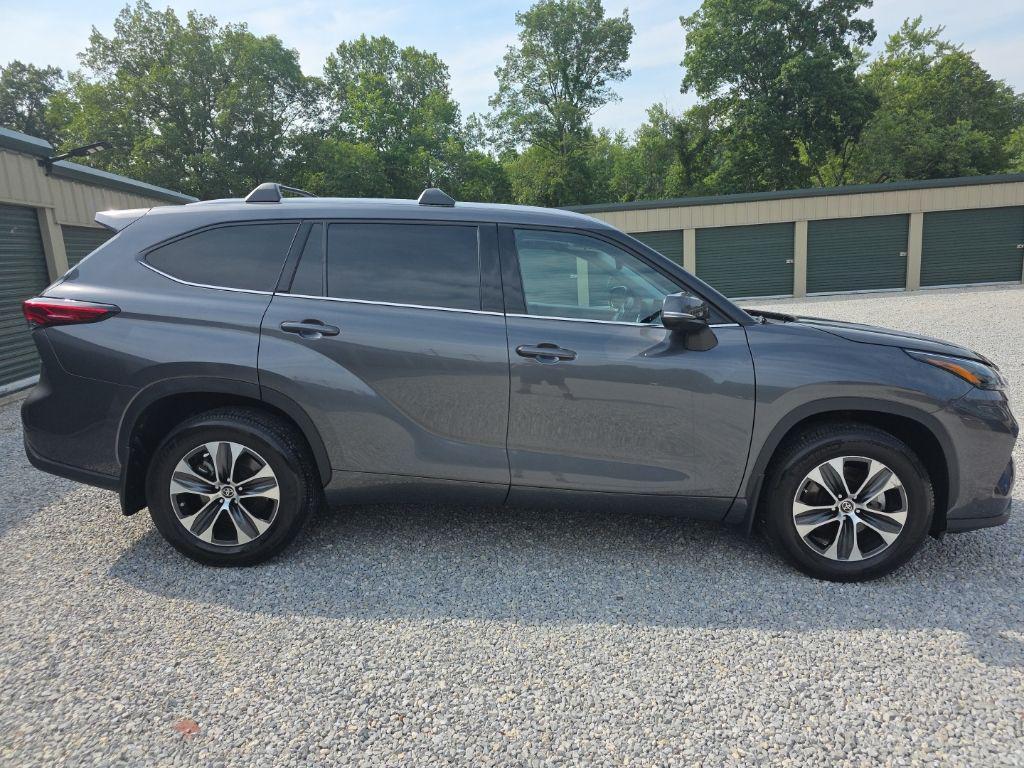 used 2022 Toyota Highlander car, priced at $39,998