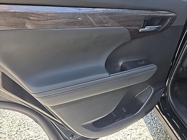 used 2022 Toyota Highlander car, priced at $42,020