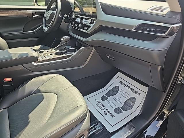 used 2022 Toyota Highlander car, priced at $42,020