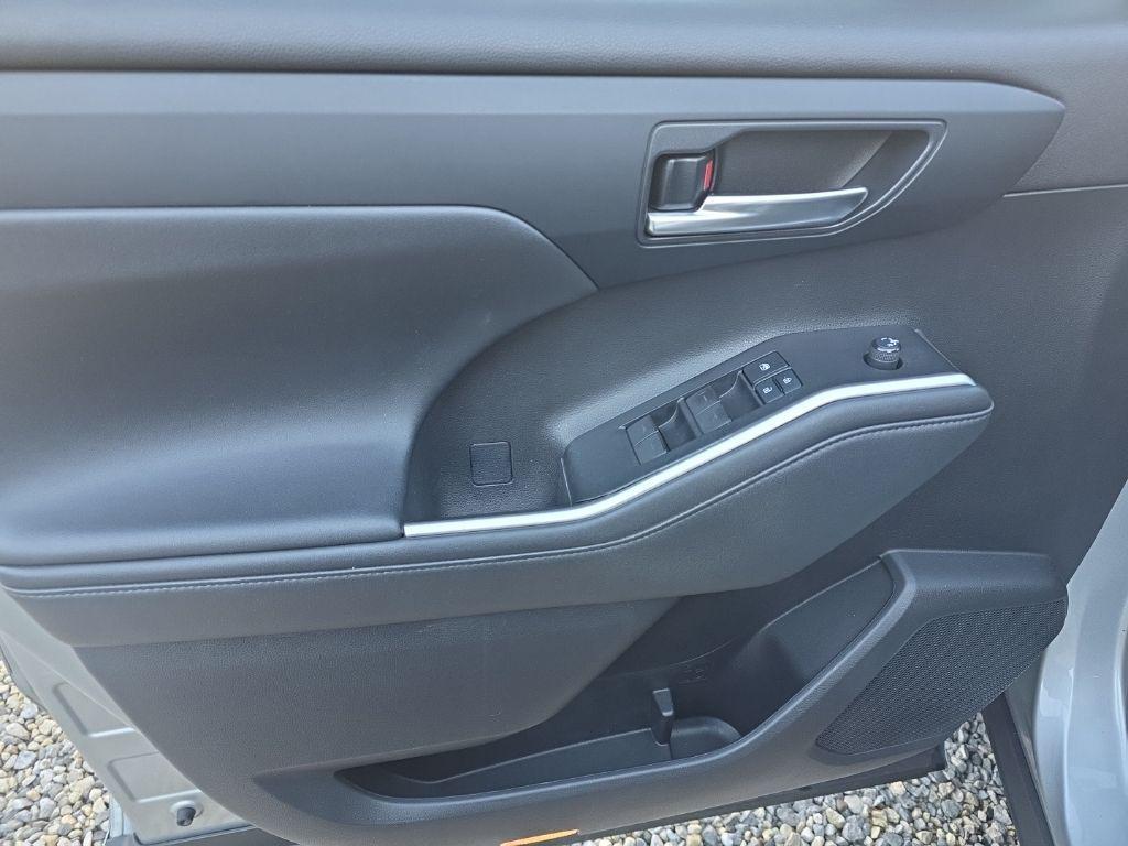 used 2021 Toyota Highlander car, priced at $29,375