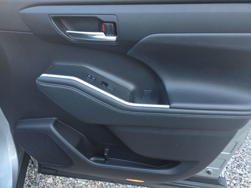 used 2021 Toyota Highlander car, priced at $29,375