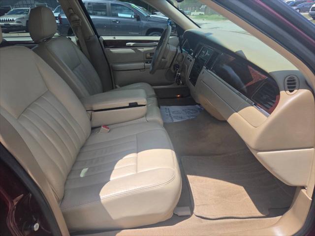 used 2007 Lincoln Town Car car, priced at $8,650