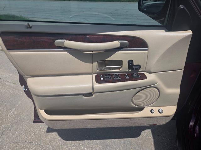 used 2007 Lincoln Town Car car, priced at $8,650