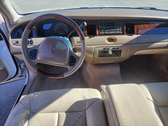 used 2002 Lincoln Town Car car, priced at $6,950