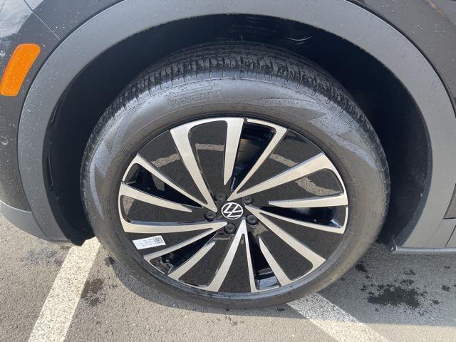 new 2025 Volkswagen ID.4 car, priced at $46,080