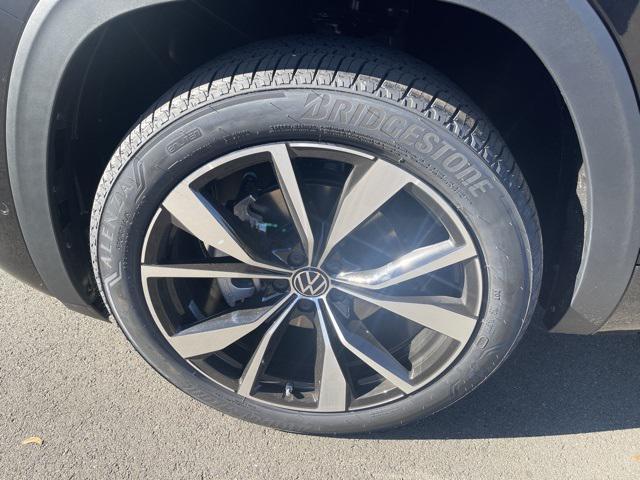 new 2026 Volkswagen Atlas Cross Sport car, priced at $54,151