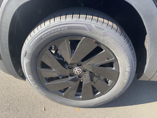 new 2026 Volkswagen Atlas Cross Sport car, priced at $45,992