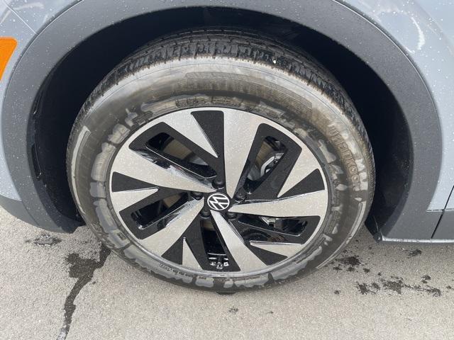 new 2025 Volkswagen ID.4 car, priced at $46,130