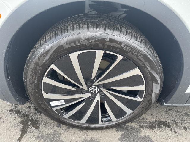 new 2025 Volkswagen ID.4 car, priced at $44,580