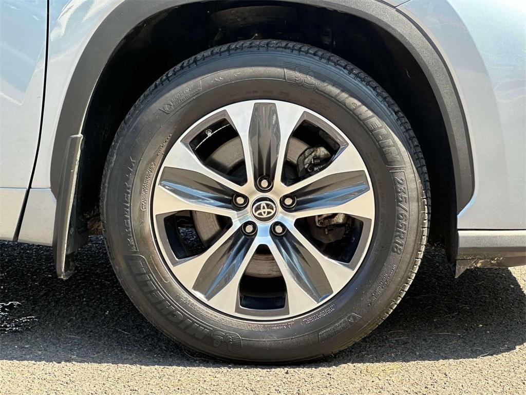 used 2022 Toyota Highlander car, priced at $32,399
