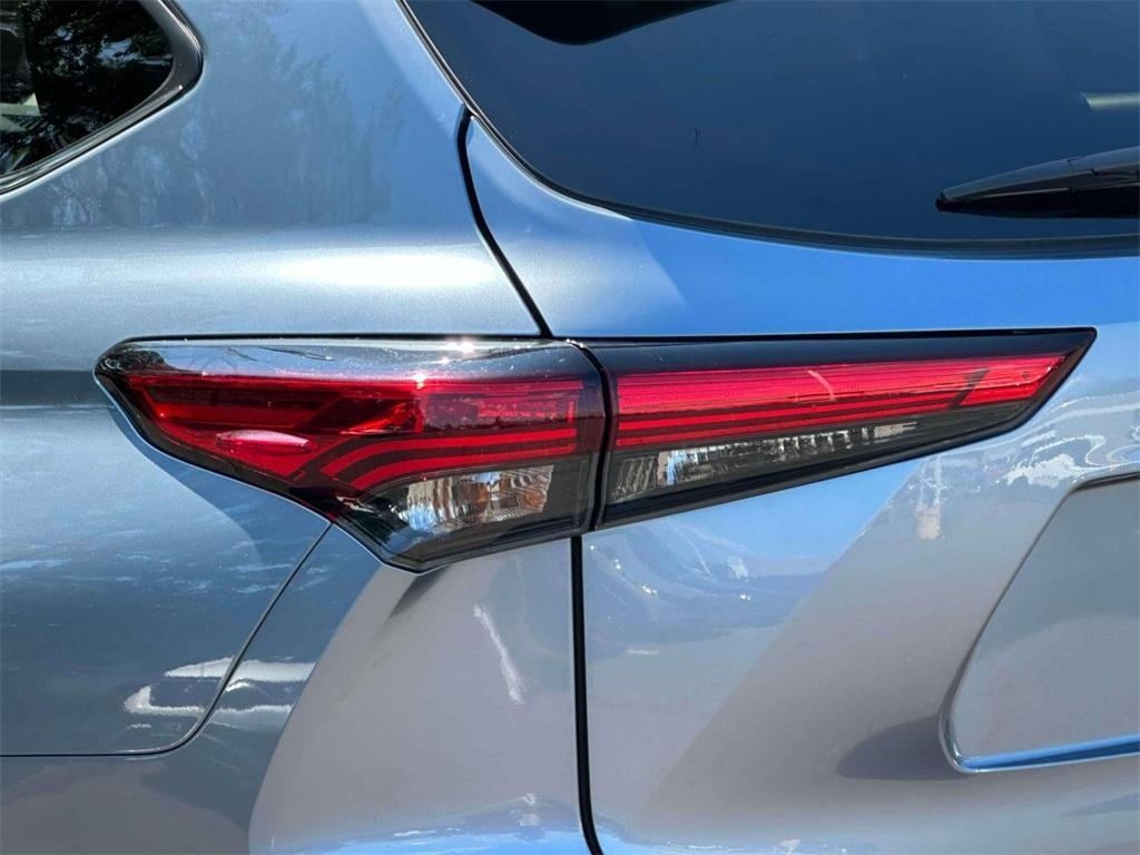 used 2022 Toyota Highlander car, priced at $32,399