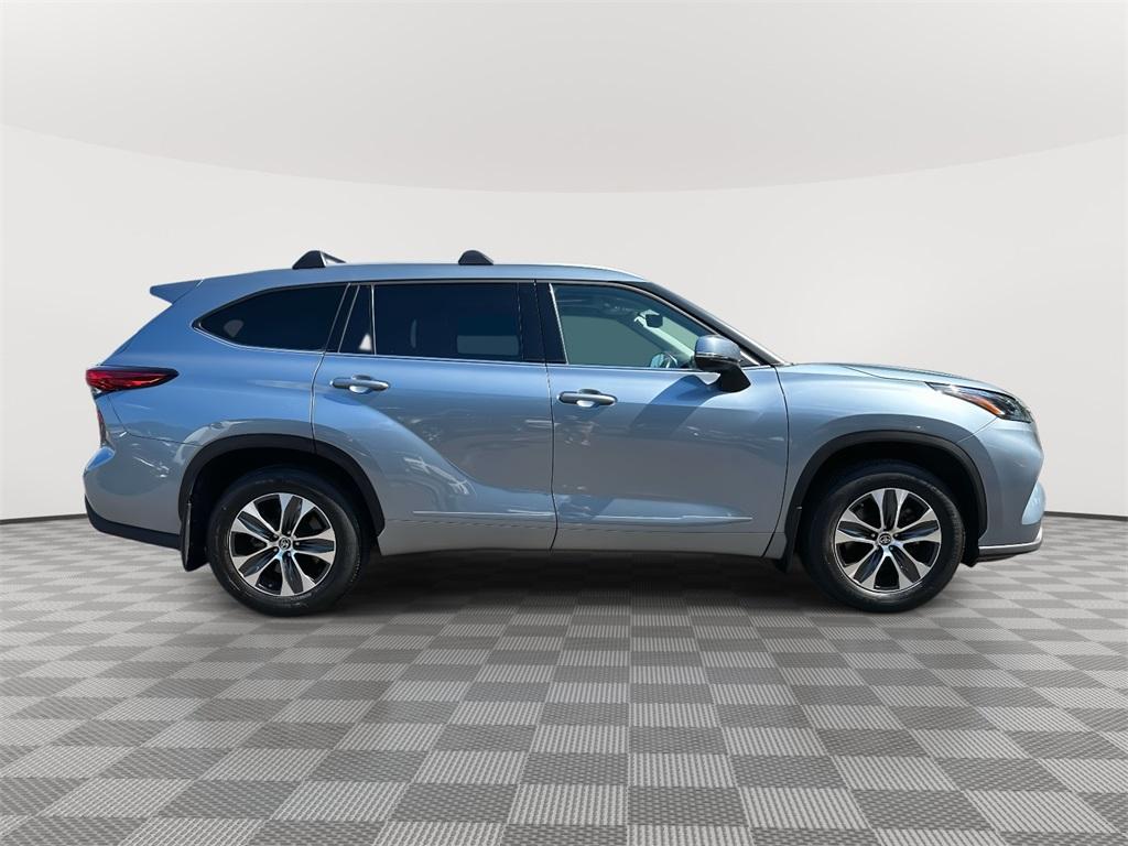 used 2022 Toyota Highlander car, priced at $32,399