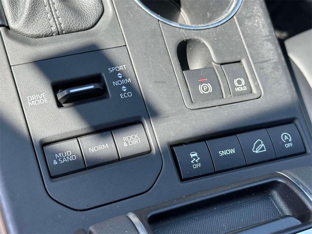 used 2022 Toyota Highlander car, priced at $32,399