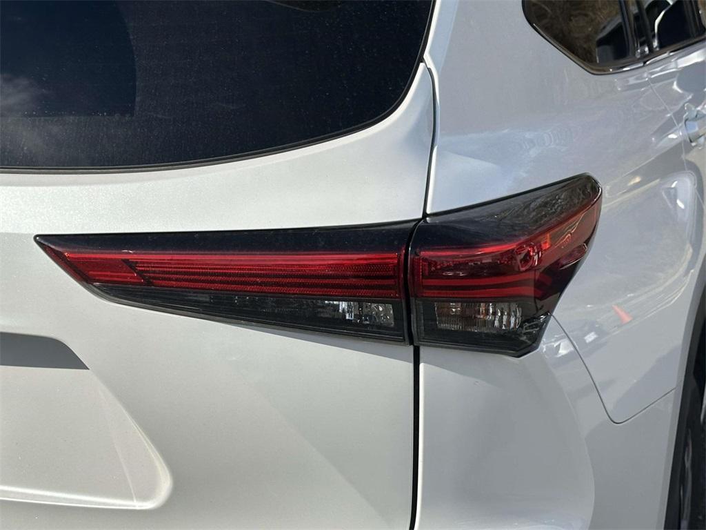 used 2022 Toyota Highlander car, priced at $32,852