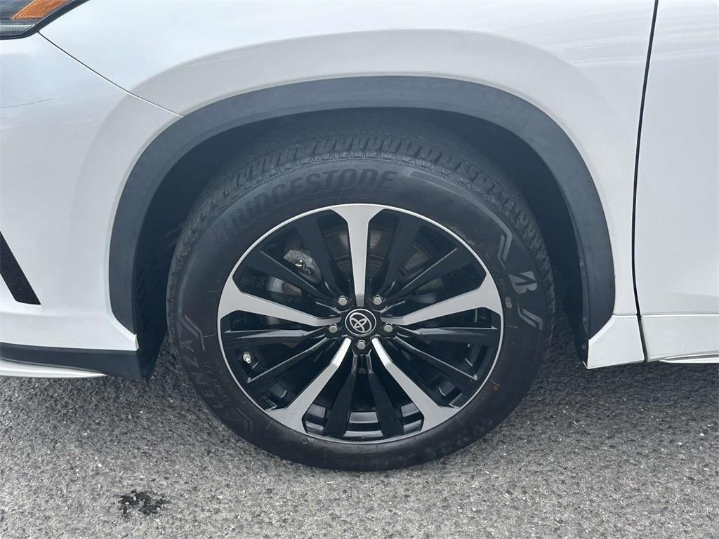 used 2022 Toyota Highlander car, priced at $35,220