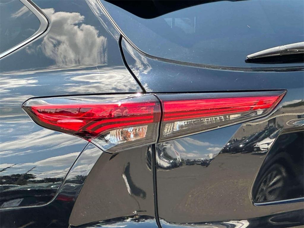 used 2021 Toyota Highlander car, priced at $33,399