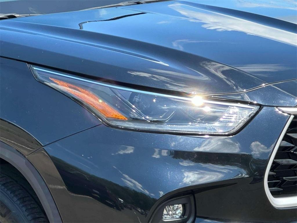 used 2021 Toyota Highlander car, priced at $33,399