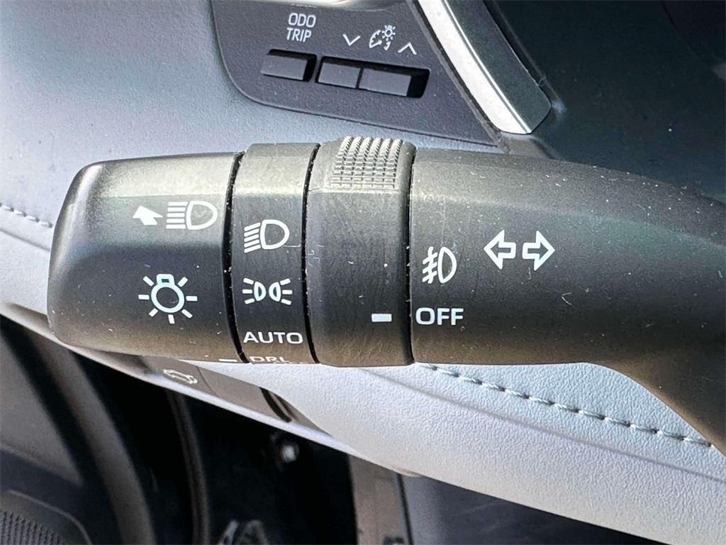 used 2021 Toyota Highlander car, priced at $33,399
