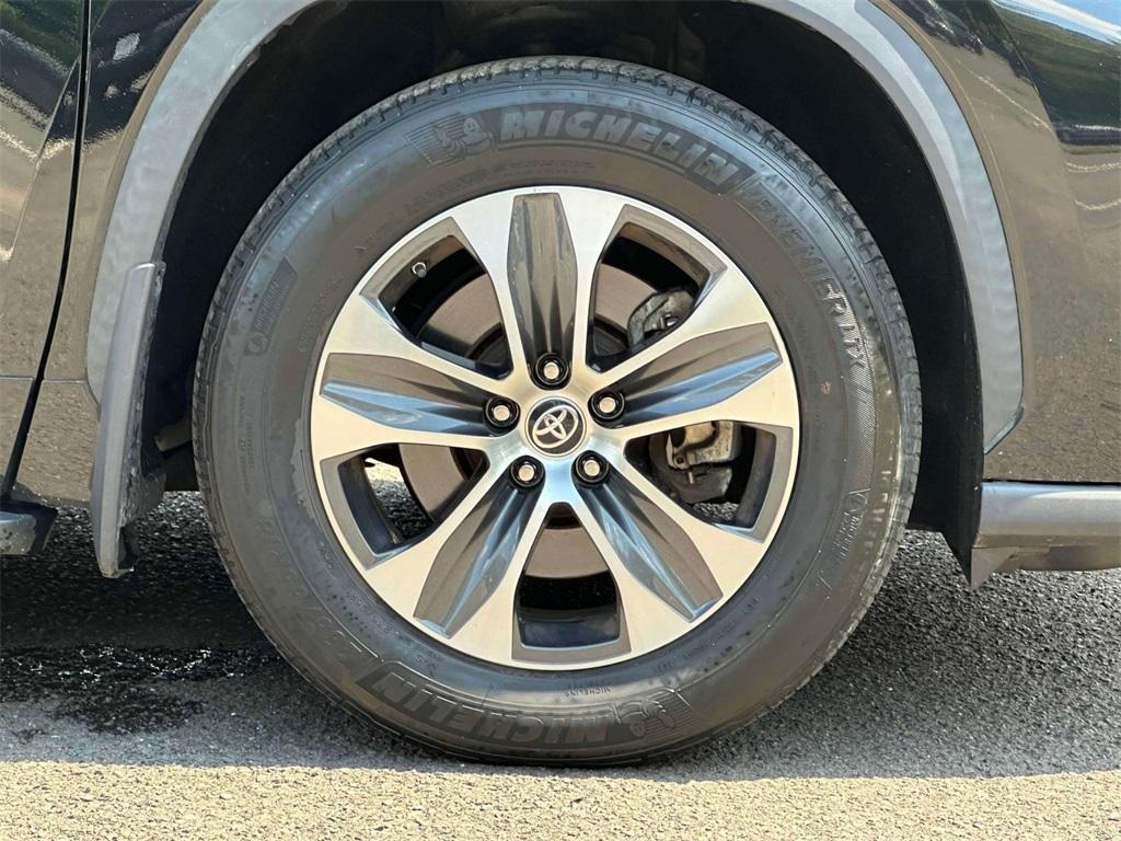 used 2021 Toyota Highlander car, priced at $33,399