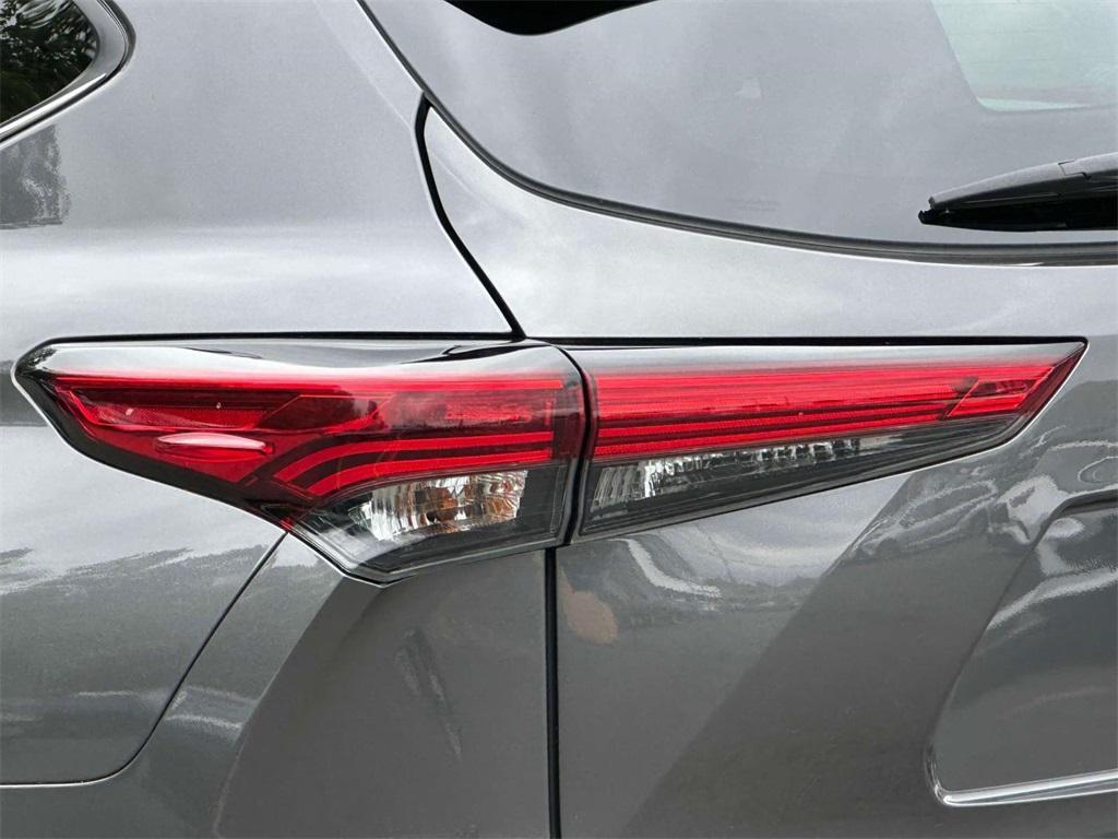used 2022 Toyota Highlander car, priced at $37,750