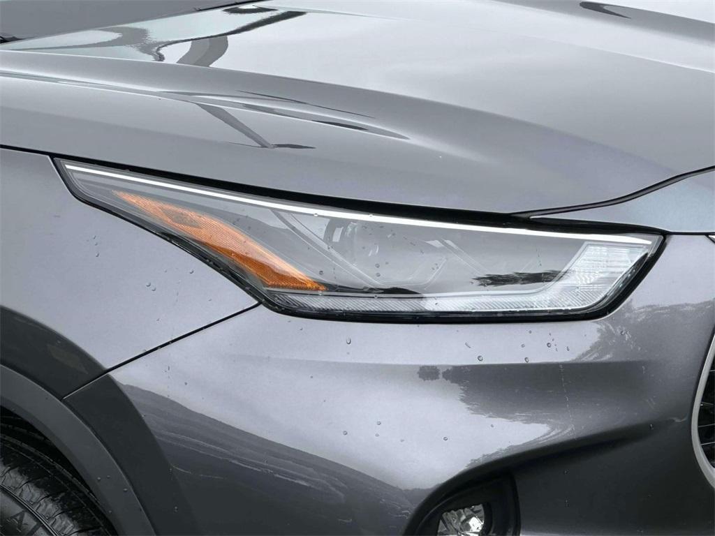used 2022 Toyota Highlander car, priced at $32,199
