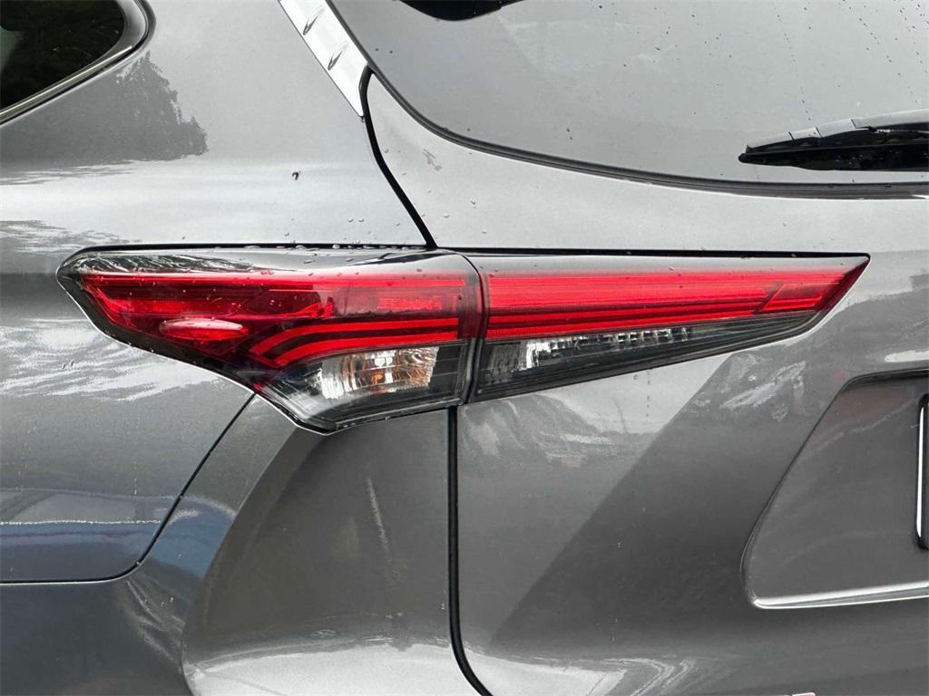 used 2022 Toyota Highlander car, priced at $32,199