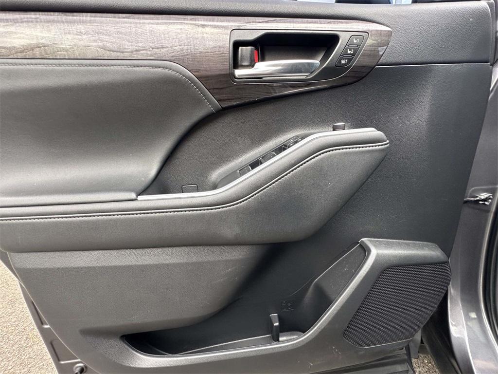 used 2022 Toyota Highlander car, priced at $32,680