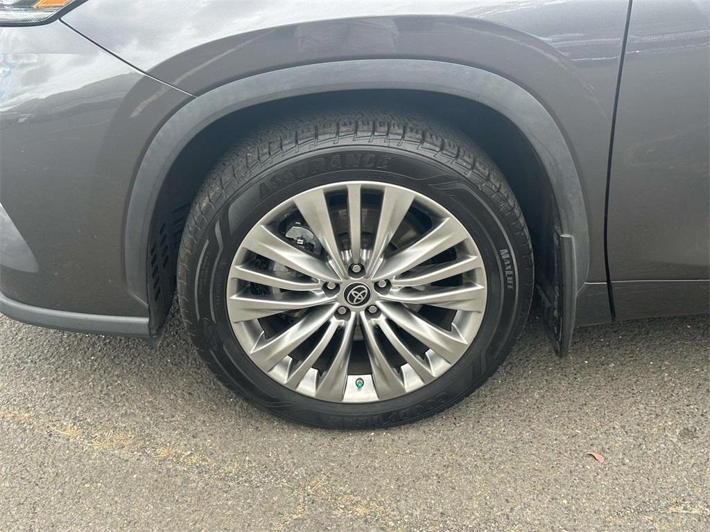 used 2022 Toyota Highlander car, priced at $32,680