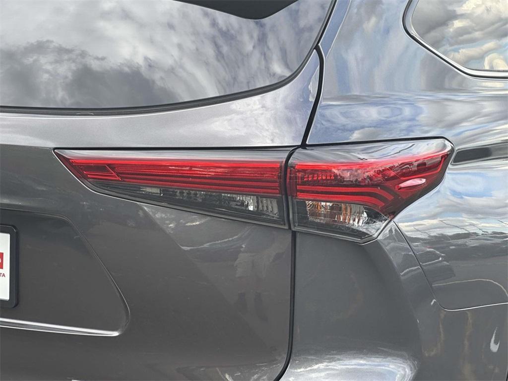 used 2022 Toyota Highlander car, priced at $32,680