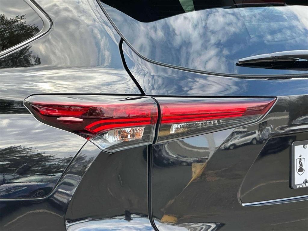 used 2024 Toyota Highlander car, priced at $35,975