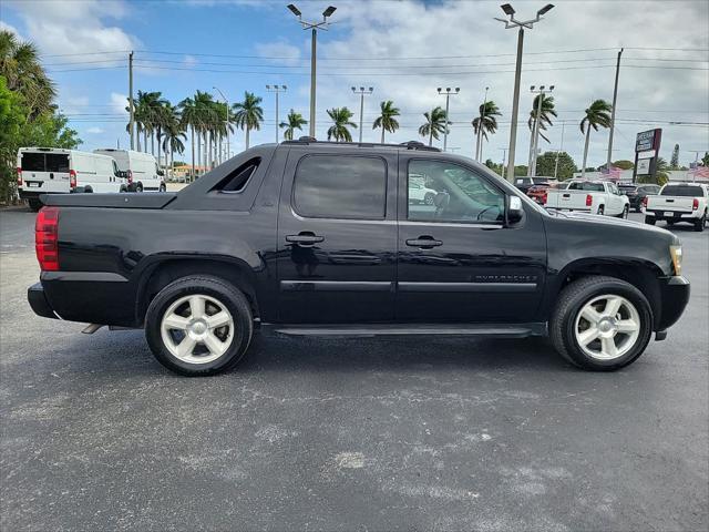 used 2007 Chevrolet Avalanche car, priced at $7,900