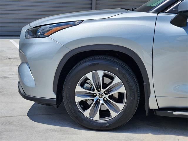 used 2022 Toyota Highlander car, priced at $32,423