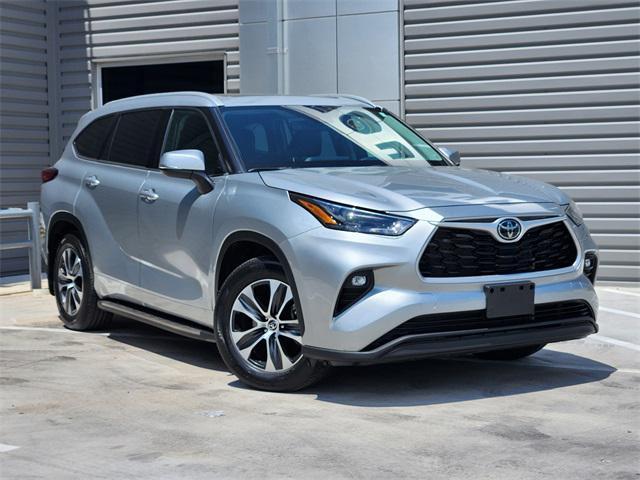 used 2022 Toyota Highlander car, priced at $32,423