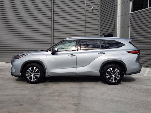 used 2022 Toyota Highlander car, priced at $34,288