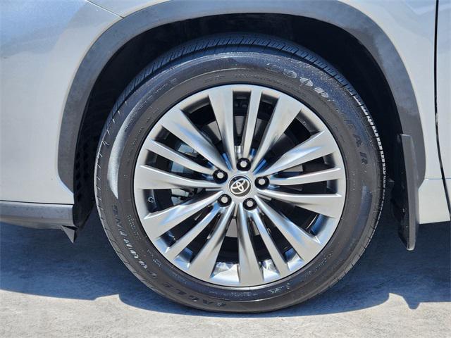 used 2021 Toyota Highlander car, priced at $35,995
