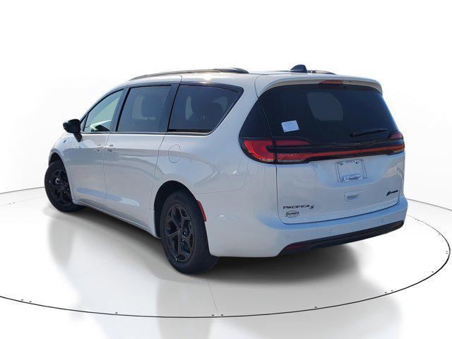 new 2025 Chrysler Pacifica Hybrid car, priced at $44,976