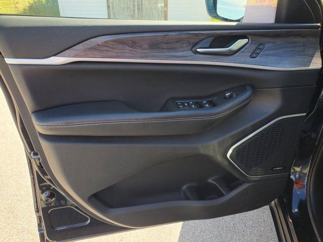 used 2023 Jeep Grand Cherokee car, priced at $32,998
