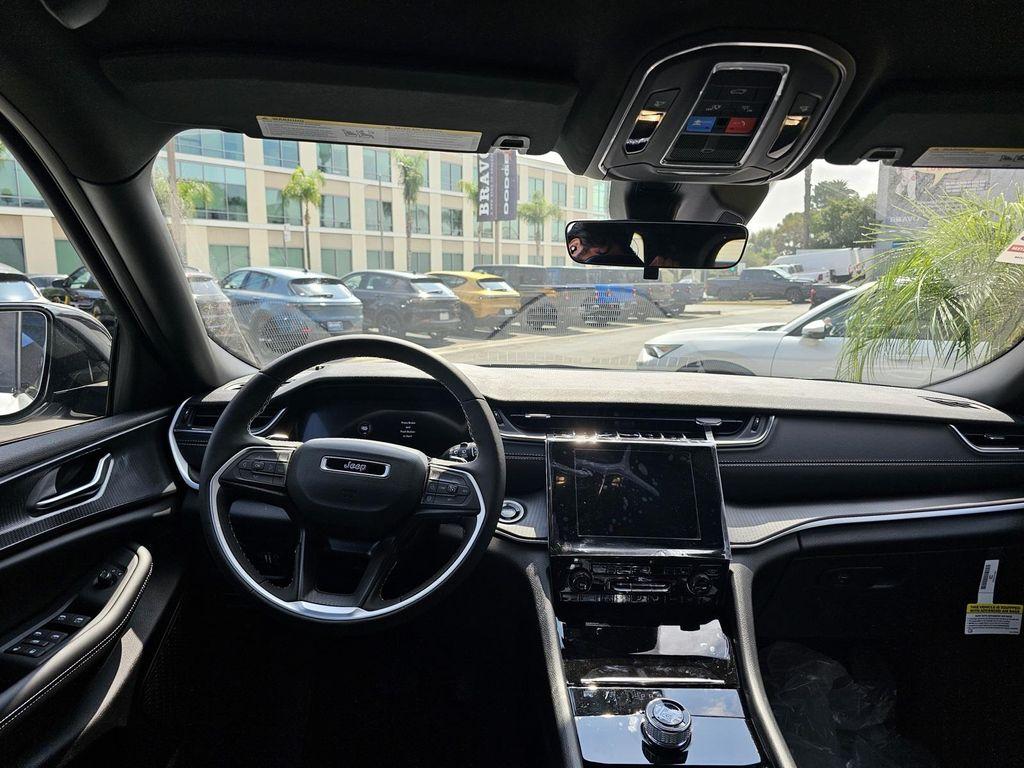 new 2025 Jeep Grand Cherokee car, priced at $32,995