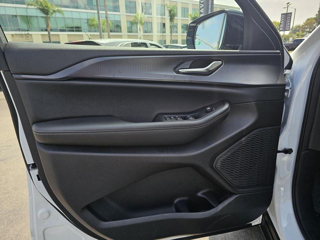 new 2025 Jeep Grand Cherokee car, priced at $32,995