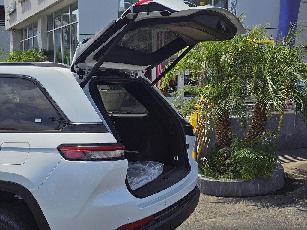new 2025 Jeep Grand Cherokee car, priced at $32,995