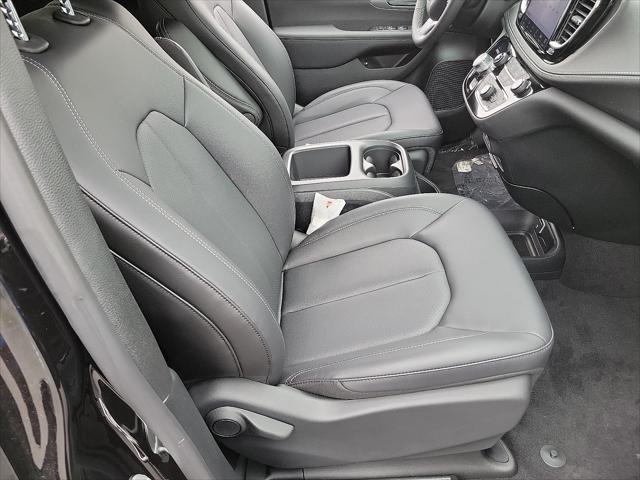 new 2025 Chrysler Pacifica Hybrid car, priced at $41,381