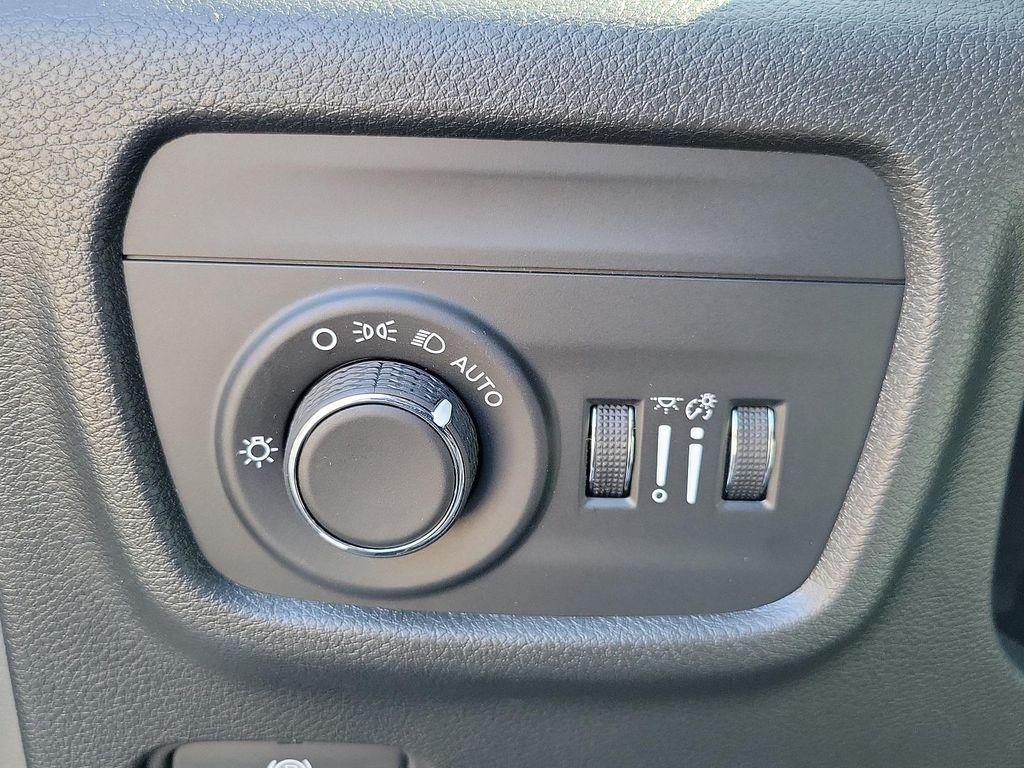 new 2025 Jeep Grand Cherokee car, priced at $31,895