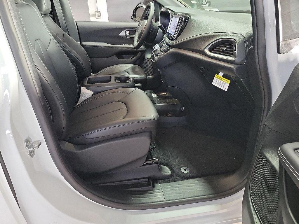 new 2025 Chrysler Pacifica car, priced at $34,774