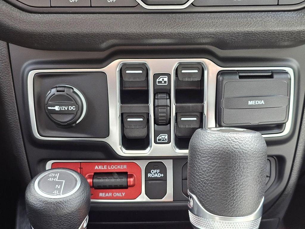 new 2025 Jeep Wrangler car, priced at $45,580